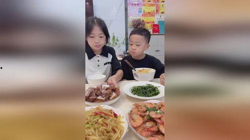 娱乐吃瓜酱弟弟吃剩饭